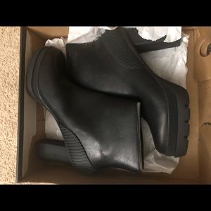 BRAND NEW IN BOX.  Black Sorel Dacie Boot